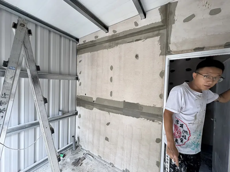 浴室以水泥板隔間，牆內預留給排水管