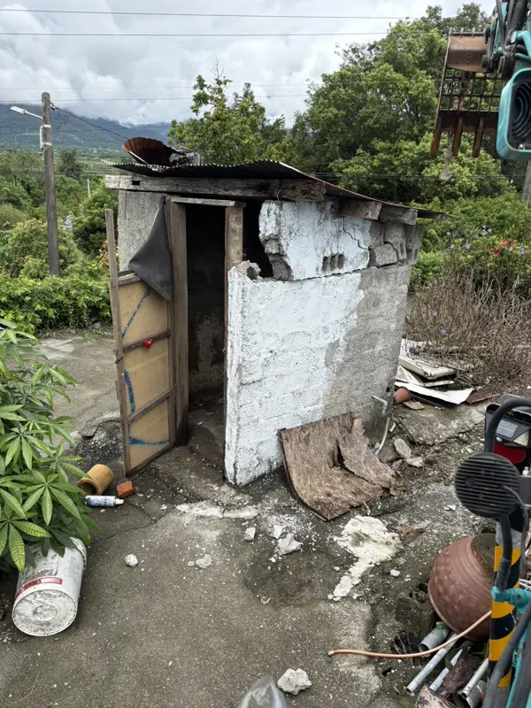 施工前：老舊的戶外廁所，屋頂與牆面都已破損。