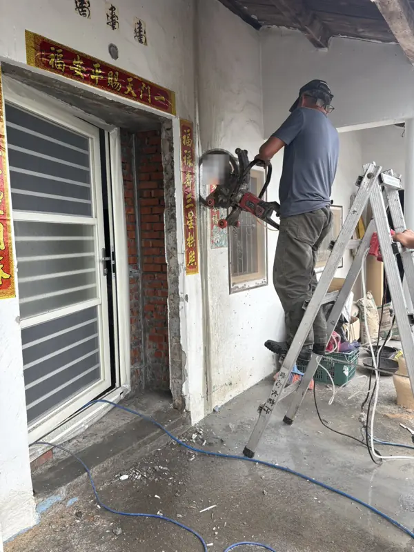 師傅以牆鋸切割門邊牆面