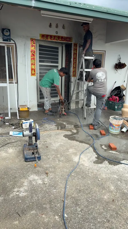 齊心師傅團隊在老屋現場分工施工