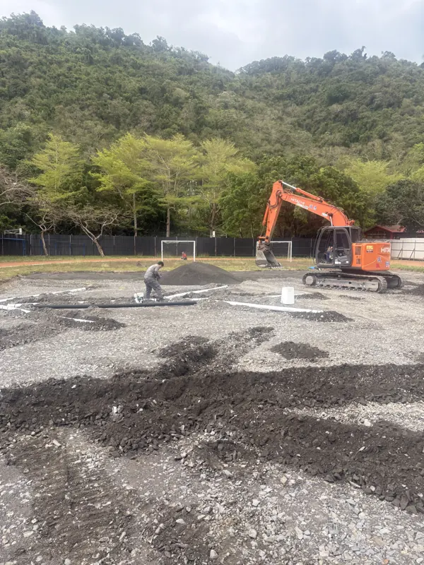 整地前：場地表面高低不平，碎石與土方混在一起。