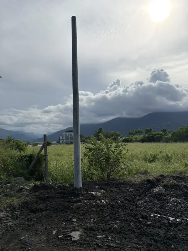 完成：電桿立好、土方回填整平。