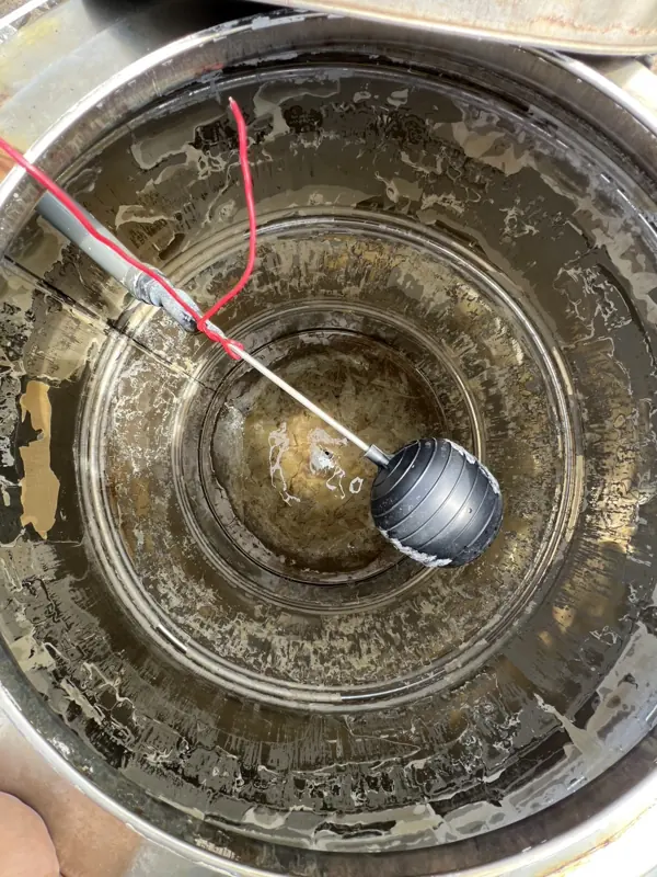 清洗前：水塔底部與內壁有黃褐色沉澱與水垢。