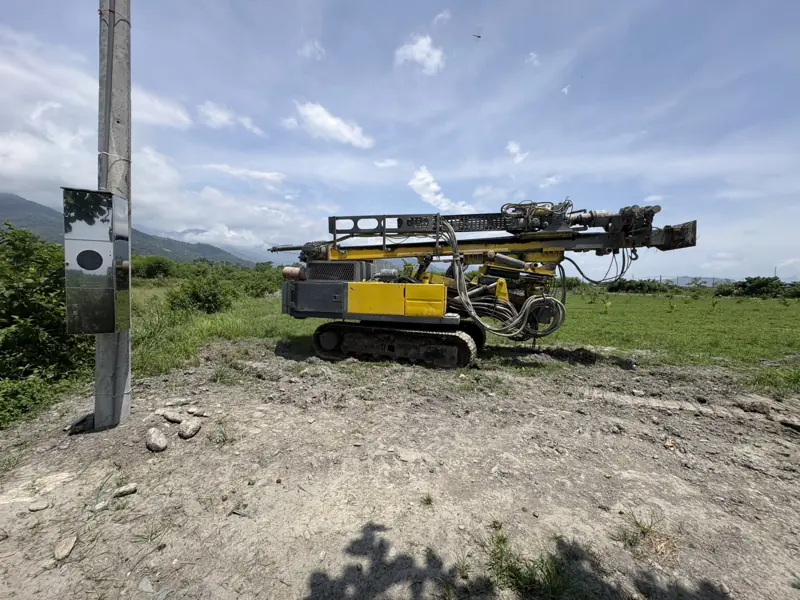 鑿井機進場