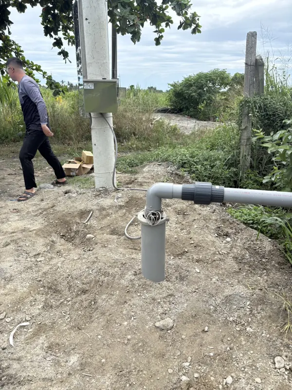 農地抽水：出水管與電源箱